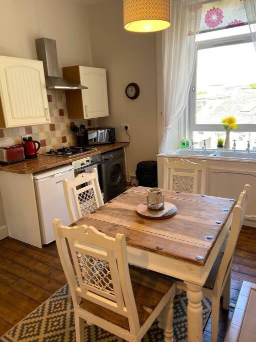 Beautiful Traditional Flat In The Center Of Largs. Exterior photo